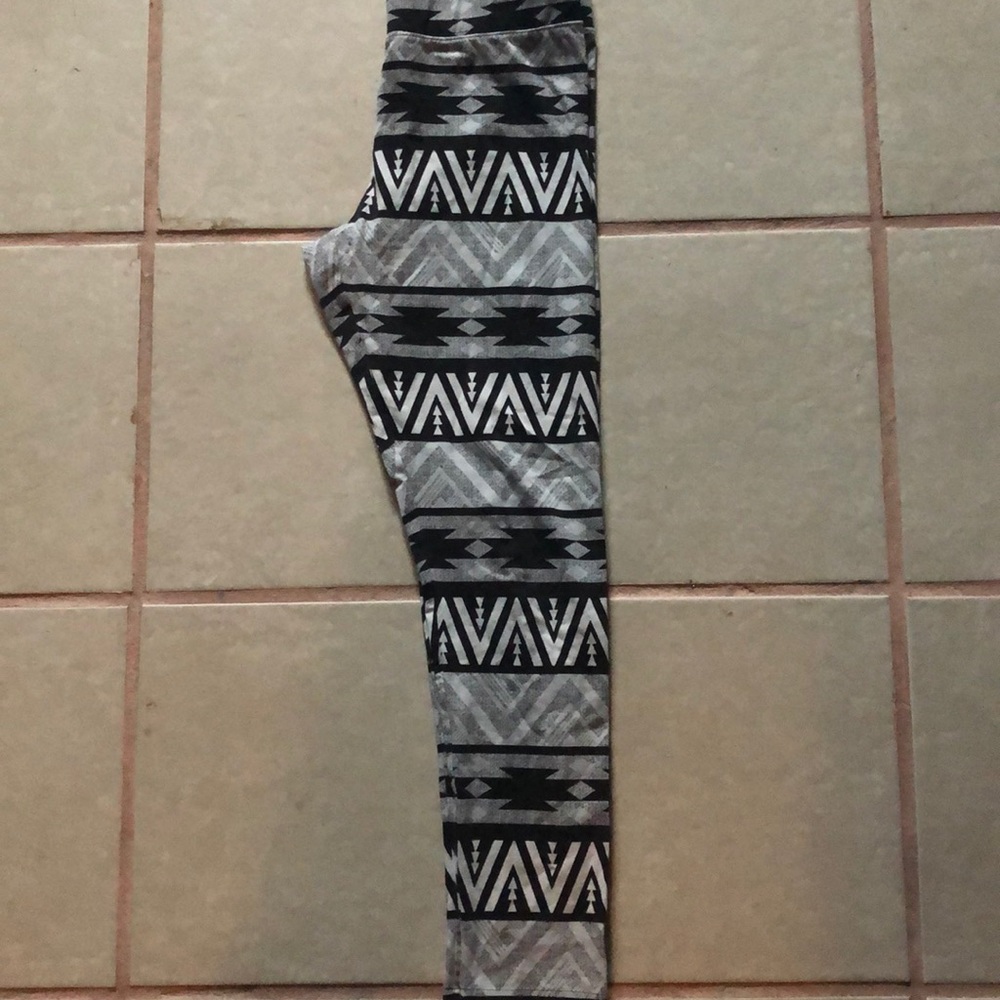 American Eagle Leggings Size:L fits like a medium.